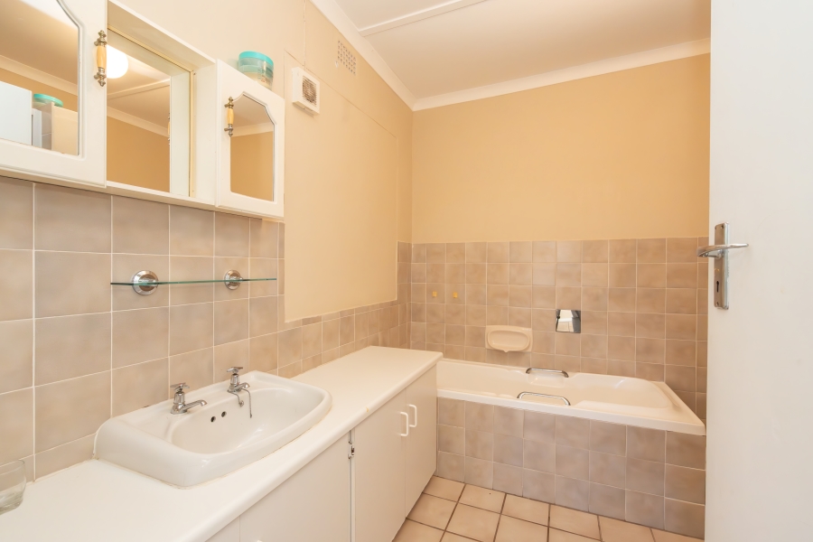 8 Bedroom Property for Sale in Middedorp Western Cape